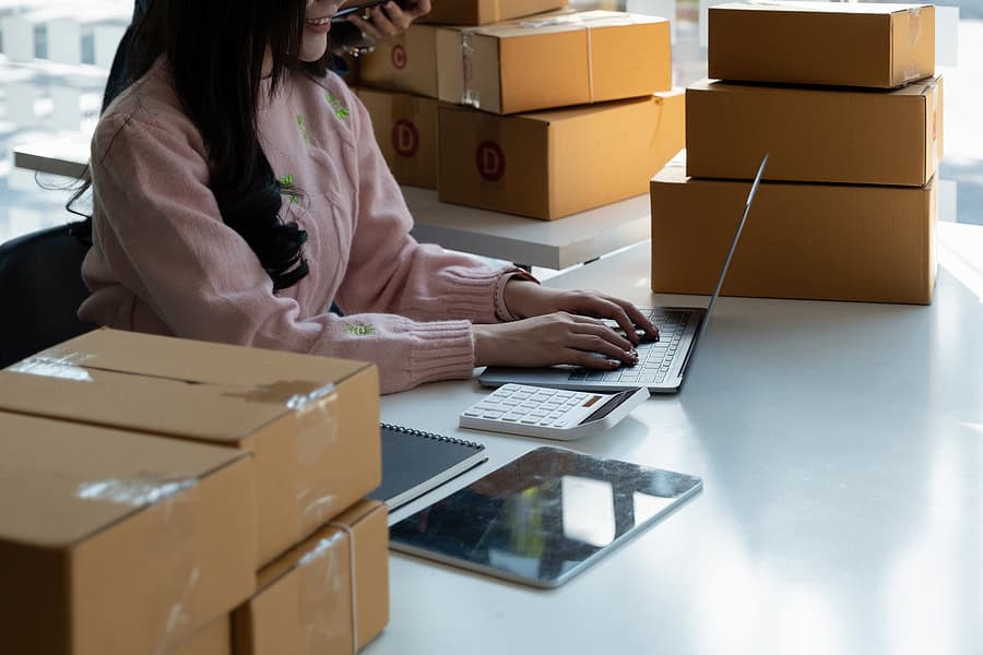 Which E-Commerce Giant is Right for You? Shopify vs. Amazon FBA